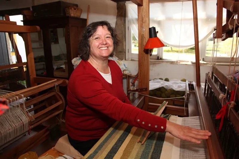 Quinta dos Trevos artesã trabalhando no tear manual