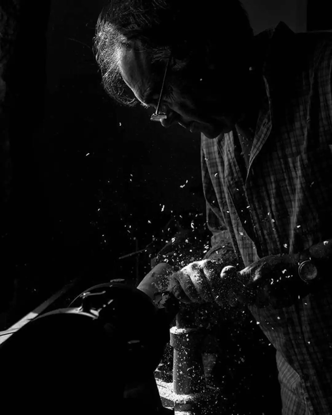 artesão da Quinta dos Trevos em trabalho no torno