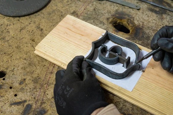 Quinta dos Trevos oficina de serralharia logótipo de empresa em ferro forjado